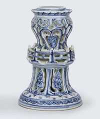ZHENGDE (1506-21) A RARE LATE MING BLUE AND WHITE PIERCED STAND